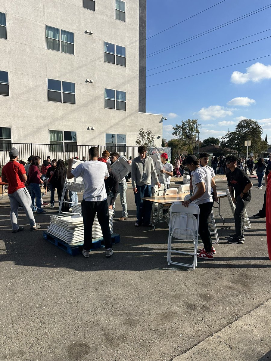 FCCRAMSBASEBALL's tweet image. Awesome opportunity to serve our community at Fresno Mission City Center’s One Table Fresno event!! #OneTableFresno #GoRams 🐏⚾️🦃