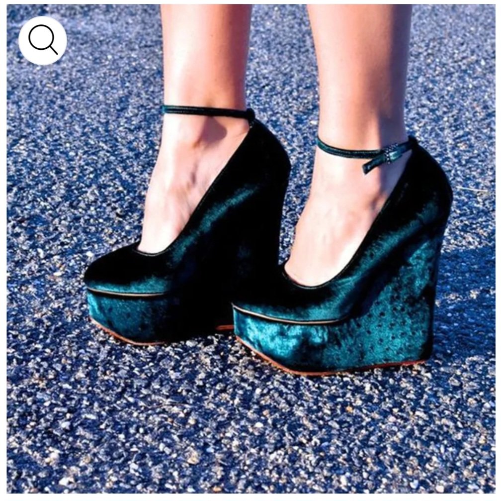 navium_exuro's tweet image. I&apos;m on the fence about the green velvet wedges - I think I just like the style. The velvet is meh.