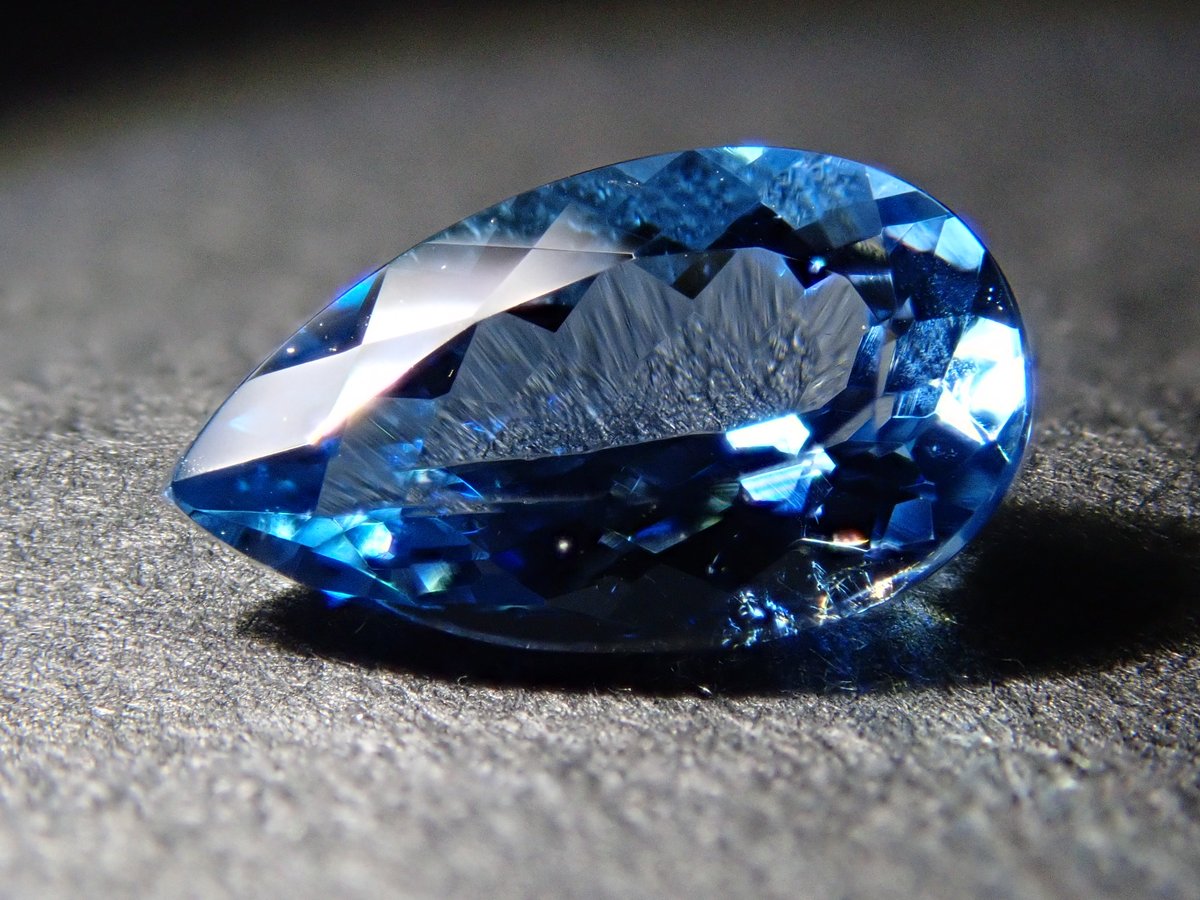 本日も新宿マルイアネックス1F にて営業です💎

本日の写真は、
タトゥー鉱山アクアマリン（産地付き鑑別書付き）。

タトゥー鉱山は、産出量が少なく、“濃いブルー”と“抜けるような透明感”を併せ持つアクアマリンが産出されることで知られています。

会場では誕生石コーナーにてご覧いただけます☺️