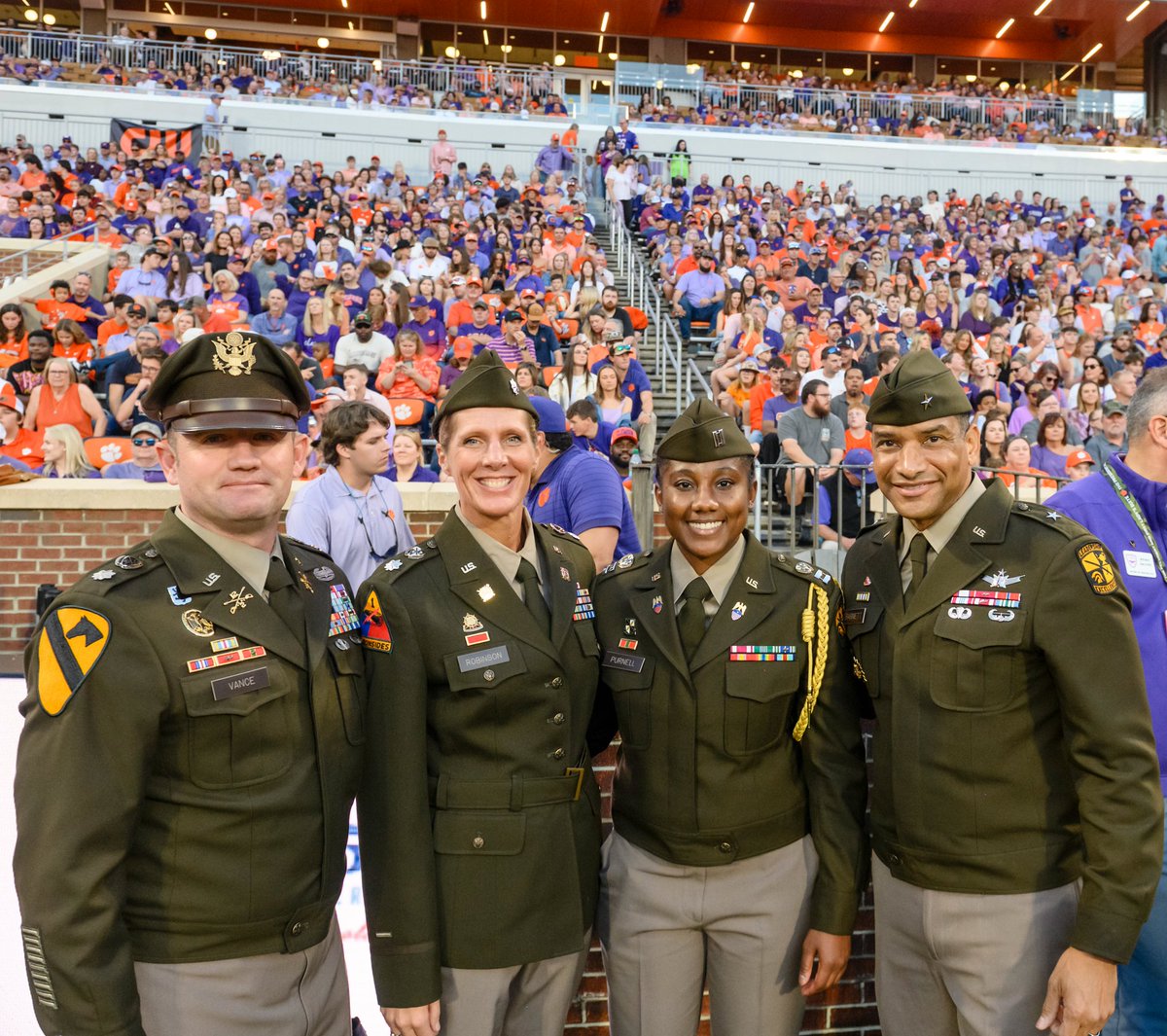 ClemsonUniv's tweet photo. Wearing purple in honor of those who serve! 💜 https://t.co/UwCDIa6BNY