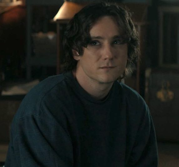 Ada Wong is getting a kiss from Bob Reynolds!

"You remind me of another badass spy I know. I think you two would get along really well actually!"