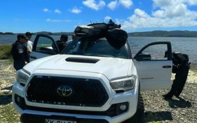 2 Detenidos por infringir Art.4 de Ley 20.000 (microtráfico).
Jueves 20, 15:00hrs., POLICÍA MARÍTIMA de #Ancud sorprenden a 2 sujetos con Droga en interior de su vehículo.
Se decomisó un total de 246grs. de Cannabis, 2grs. de Clorhidrato de Cocaía y 2grs. de hongos alucinógenos.