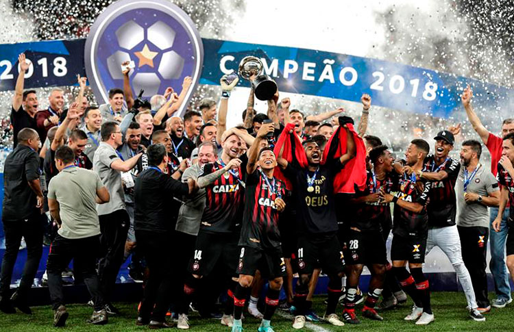 7Rigamonte's tweet photo. Lanús campeão da Sul-Americana em cima do Galo

Como sempre: o campeonato que qualquer um consegue ganhar, mas ninguém ganha

Respeitem o único brasileiro bicampeão desse campeonato. Isso é CLUB ATHLETICO PARANAENSE https://t.co/MFAhVko3h3