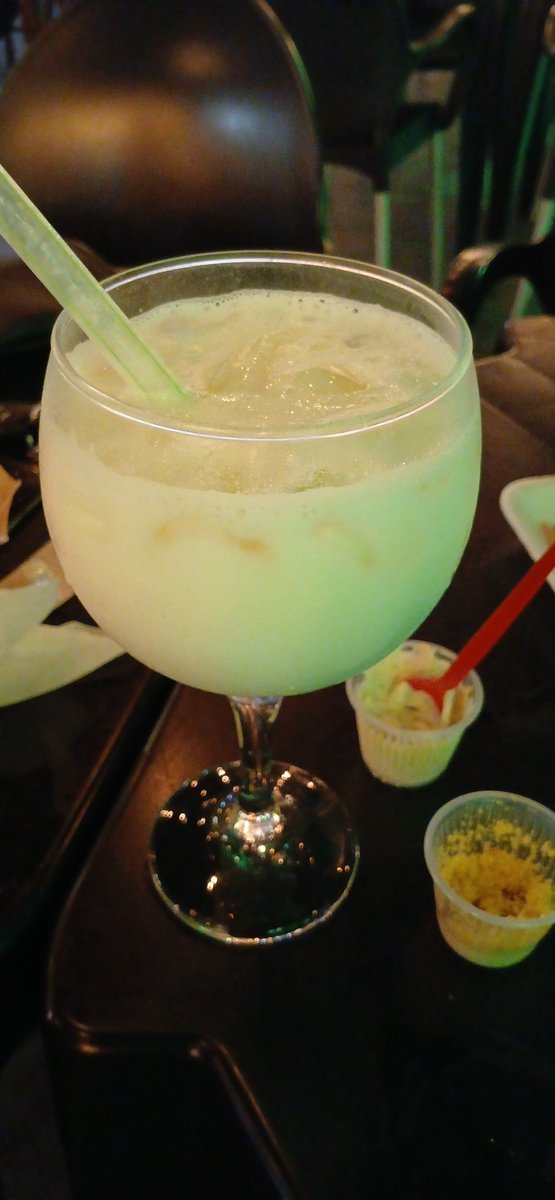 beribeiro7's tweet photo. Pedi uma pinacolada, e derrepente o moço veio trazer outra, eu disse q só tinha pedido uma e ele "eh q o menino q fez é novo e a primeira tava muito ruim, aí a cozinha falou pra mandar outra melhor" realmente tava HAHAHAHAHA https://t.co/lSOqAWJHk3