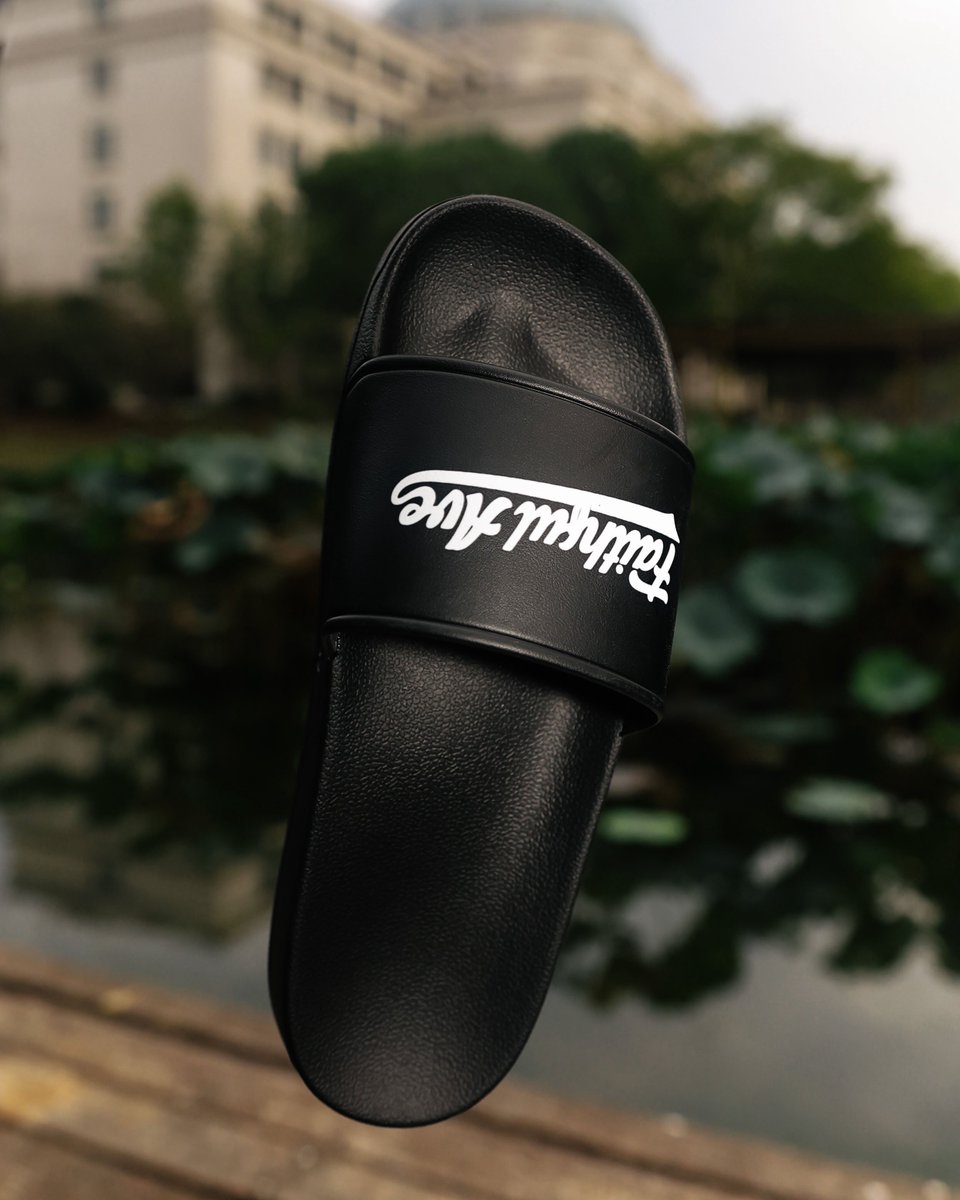 FaithfulAve_'s tweet image. Faithful Ave Slides Are Now Available 

Sizes. 36 - 47 

Price. 30,000

📞 0656346497