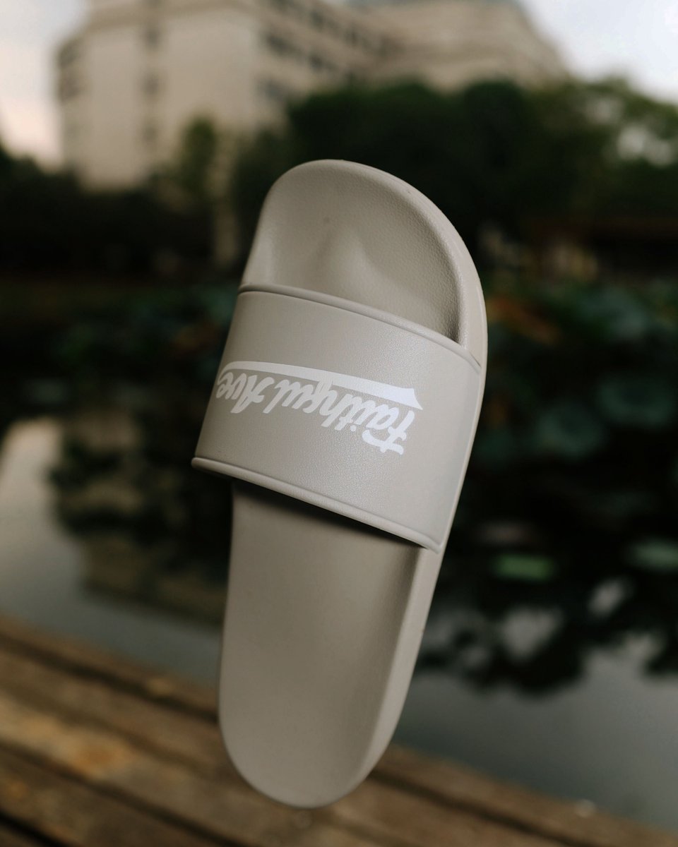 FaithfulAve_'s tweet image. Faithful Ave Slides Are Now Available 

Sizes. 36 - 47 

Price. 30,000

📞 0656346497