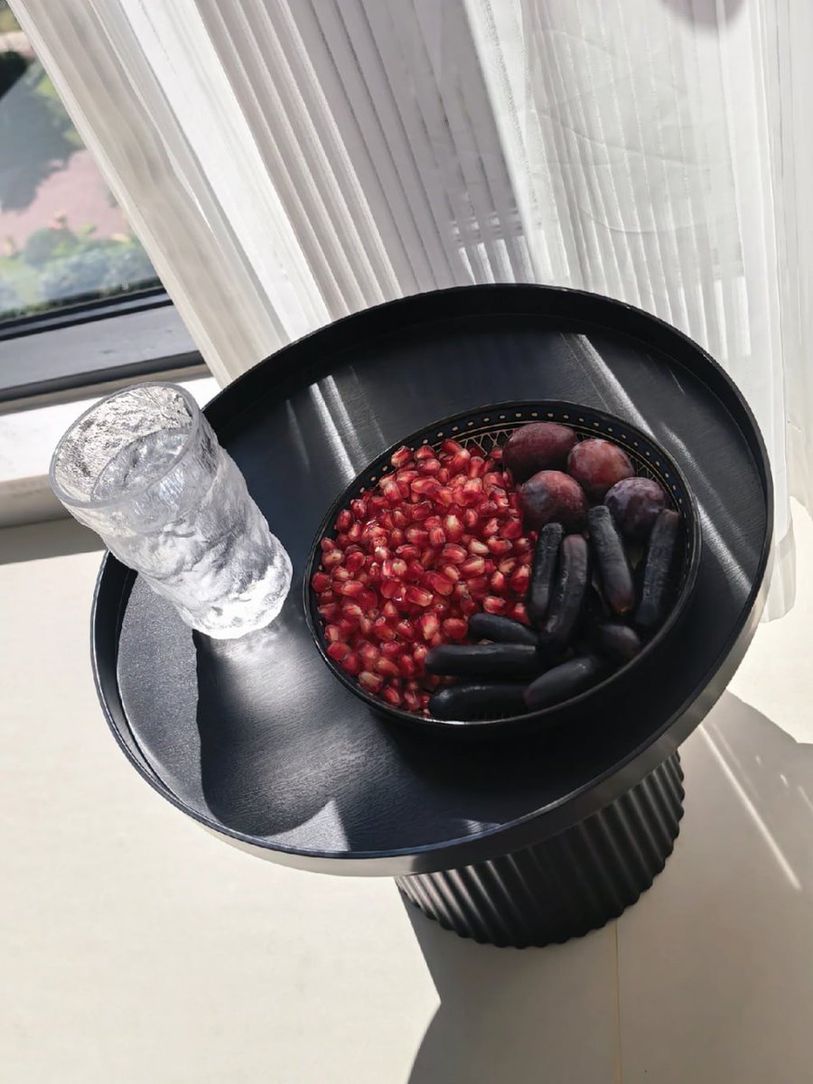 Uncommonswift's tweet image. 🍇✨ Indulging in nature&apos;s sweetest treasures while soaking up the warm sunlight.🌞💧 Pomegranates, grapes, and a refreshing glass of water  the perfect little escape that nourishes both body and soul. 🌿🥤