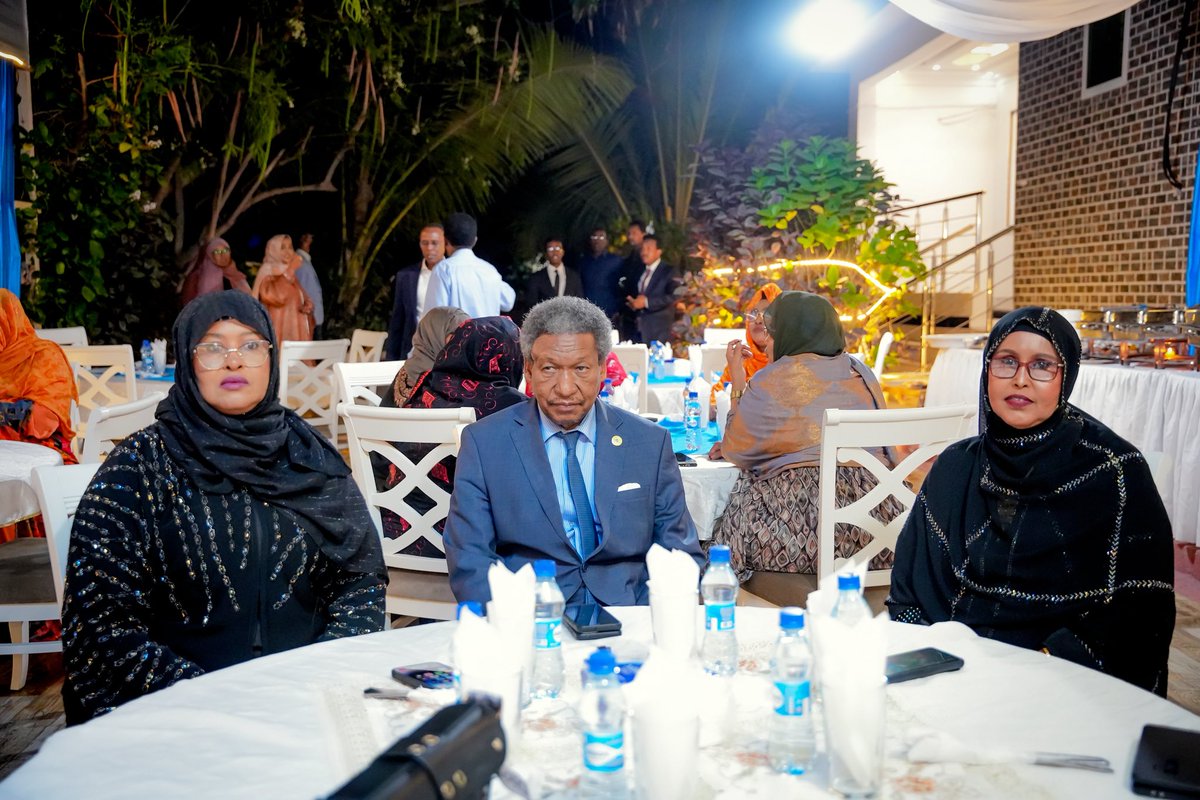 Waxaan kulan casho sharaf iyo is-xogwaraysi ah caawa wada qaadannay Xildhibaanno ka tirsan Labada Aqal ee Baarlamaanka Federaalka Soomaaliya, annagoo ka wada hadalnay xaaladda guud ee dalka, ilaalinta dowladnimada, midnimada &amp; maareynta marxaladda kala guurka ah ee dalku ku jiro