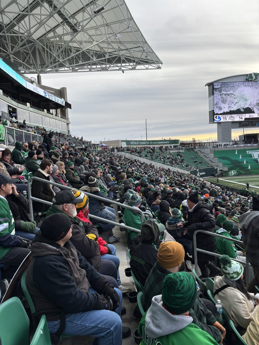 Nice to see a great crowd out (at least on the U of S Huskies sideline) for the #VanierCup. Unfortunately my former team came up short against the #MontrealCarabins. Was very impressed with Montreal - very deserving USports Champions. #HuskiePride