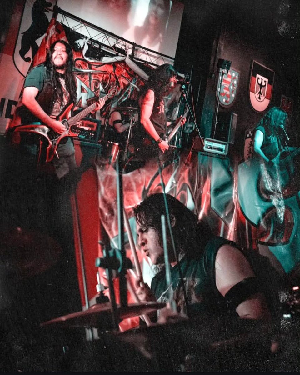 TrustMetalMex's tweet photo. “A Pulso de Metal”

En el latido nocturno de una guitarra encendida,
donde el rock abre caminos y despierta viejas heridas,
ahí nace mi fuerza, mi refugio, mi destino,
un grito que viaja entre riffs y vino.

He dado horas, sangre, piel y sol,
por mantener encendido este fuego int https://t.co/Hb1KlqIz2s