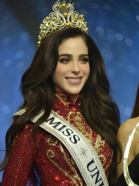La mexicana #FátimaBosch gana #MissUniverso. Todo México habla de ella y así el pueblo se consuela un poco en medio de sus gravísimos problemas. Nunca se había visto una cortina de humo tan bonita.