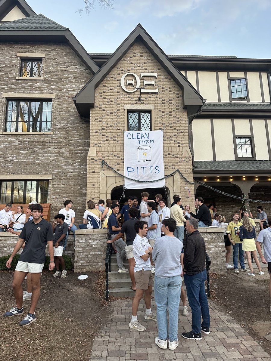 MudDogsHC's tweet image. Clean them Pitt’s #HelmetStripeBobbyDodd