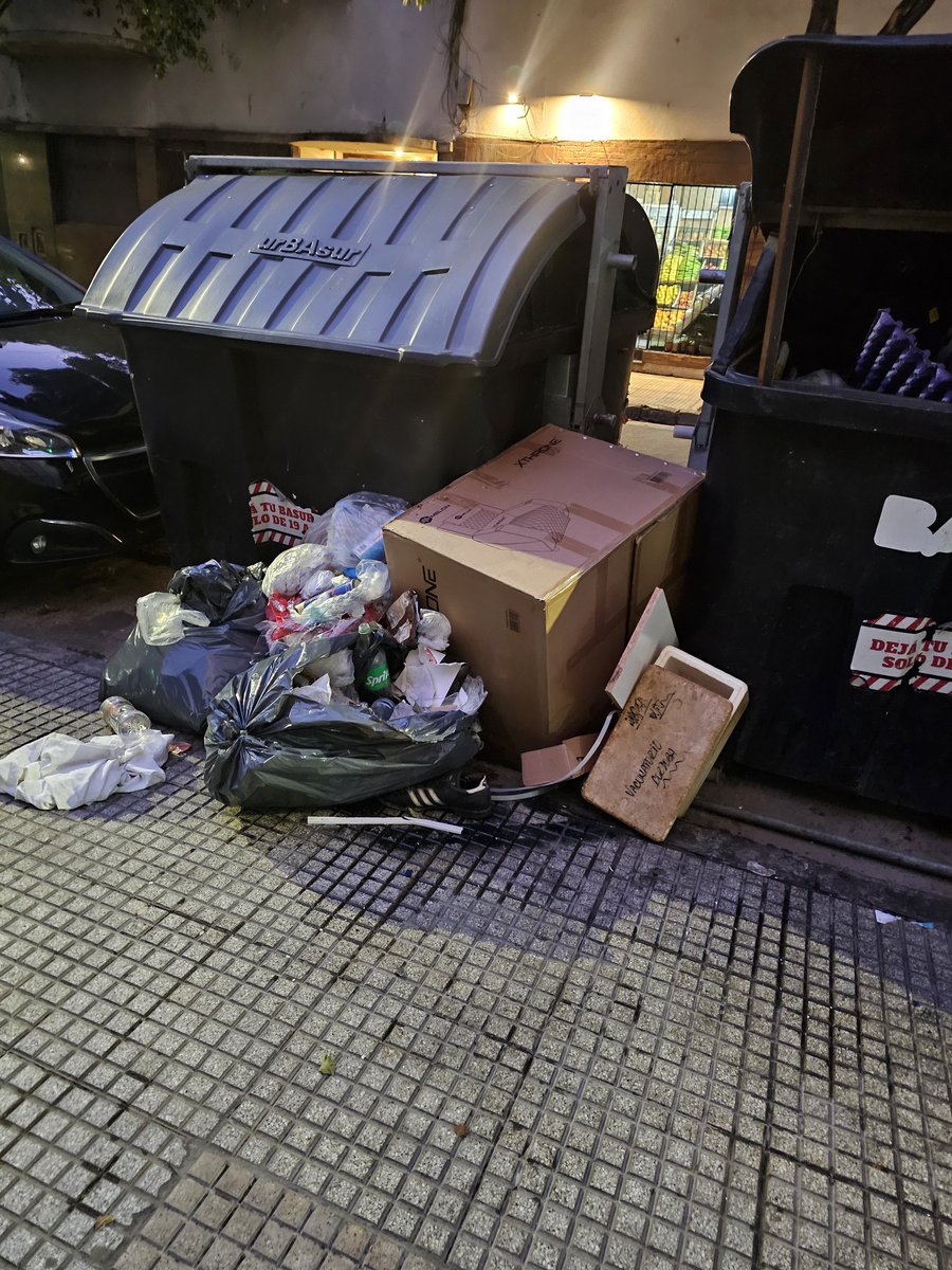 Basura desparramada y muchísimo olor a podrido.

Catamarca 234, Balvanera.

<a href="/ibaistrocchi/">Ignacio Baistrocchi</a> 
<a href="/VecinosCon5633/">Somos CABA</a> 
<a href="/OnceOrdenado/">OnceOrdenado</a>