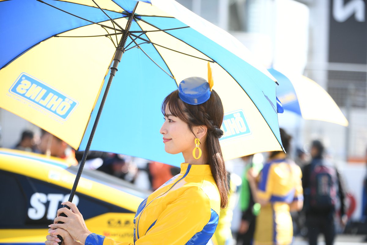 横からゆりやん💛💙 正面はもちろんかあいい🫶 横から撮ってもかあいい