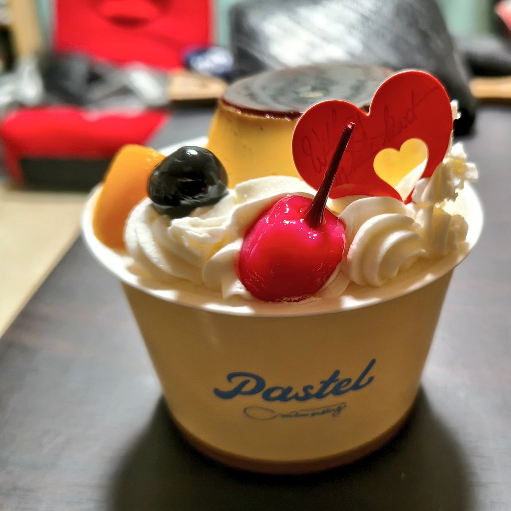 パステルのプリン・ア・ラ・モード。この下にパステルのプリン。プリン