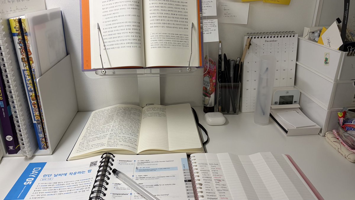 some_9812's tweet image. 아침에 단어만 바짝 외우고...오늘은 일주일 공부한거 복습하고 정리해야지-.,- 이따 도서관 가서 해치우고 올 예정...