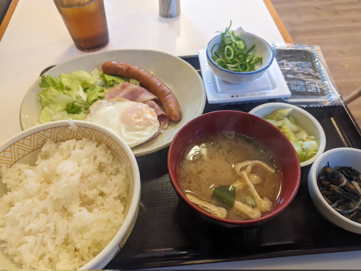 おはよーございます！
昨夜は、天王寺で忘年会で二日酔いです
#すき家
#朝定食
#ベーコン納豆定食
#納豆家族
#ハンバーガーボーイズ