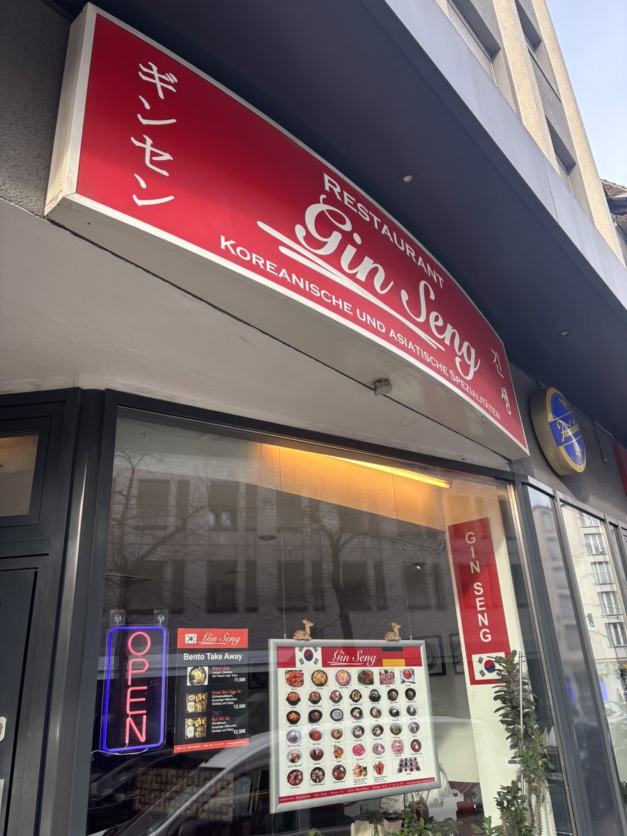 hana_nikki_'s tweet image. 11月22日(土)

お昼は、インマーマン通りのすぐ近くにあるGinSeng(ギンセン)というお店で、石焼きプルコギ丼をいただきました😃
メニューには日本語表記もあり注文しやすかったです🙇‍♀️

野菜の付け合わせもたくさん出てきて、お腹いっぱいになりました🤗

#韓国料理 
#ginseng 
#ドイツ生活