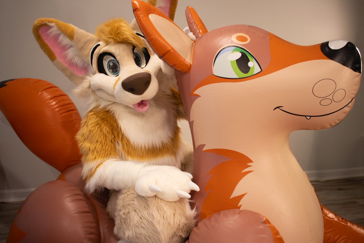 I found a perfectly cute and squeaky spot to relax this #SqueakySaturday! Won't you join me? 😊✨

📸: <a href="/PulsarFolf/">✧ ･ﾟPulsar * ･ﾟ</a> 
✂️: <a href="/MoreFurLess/">More Fur Less</a>