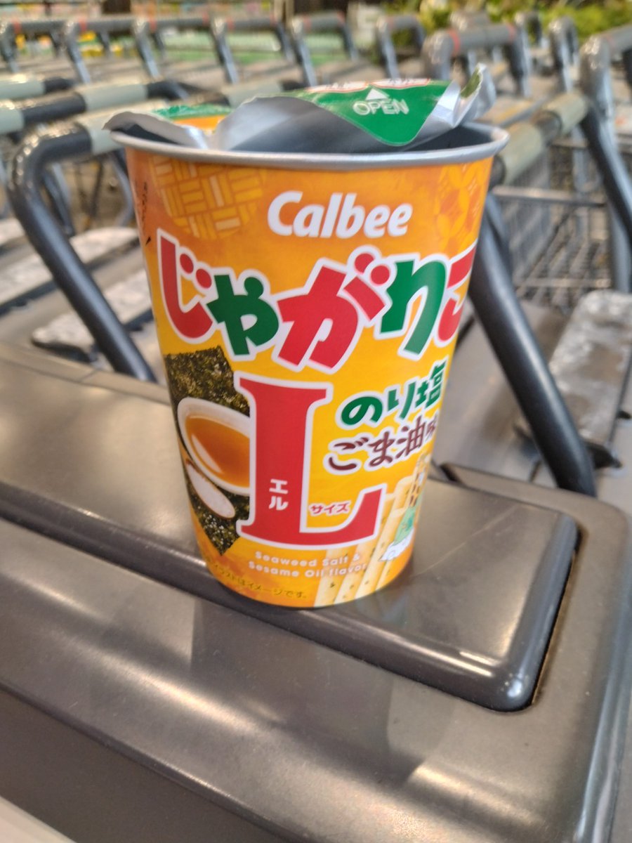 oh43249's tweet image. 4カ月前の7月30日にららぽーとTOKYO-BAYで落としたじゃがりこLのり塩ごま油味を拾ってあげたお礼にそのじゃがりこをくれた女性グループの皆さん、ありがとうございました。
ごちそうさまでした。
身に覚えがありましたらぜひ、ご返事お願いします。
＃じゃがりこ
#女子大生
#ありがとうまたね
＃DM