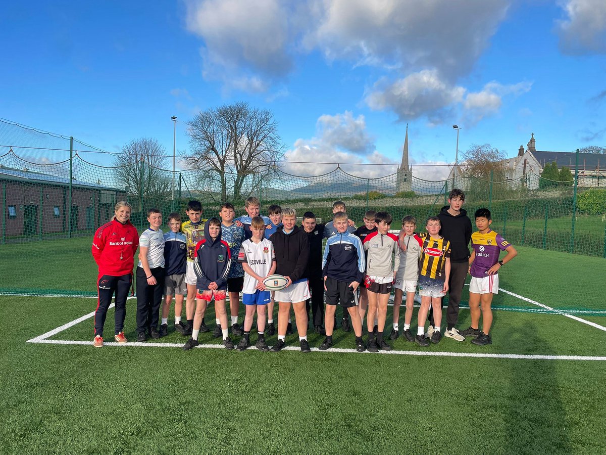 Thank you to Abbie Salter-Townshend from @MunsterRugby for taking our first year students for a rugby session during their PE class last Thursday 🏉. #SchoolRugby