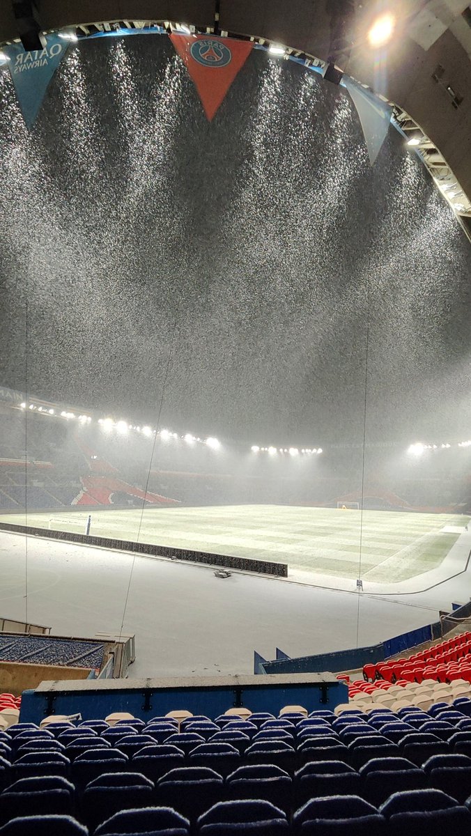 matthiastrd's tweet image. Le Parc des Princes sous la neige #PSGHAC