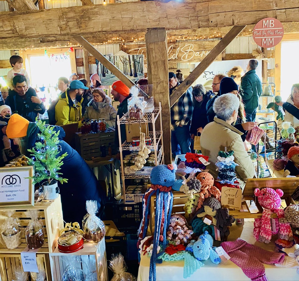 VisibleThink's tweet image. Kicking off the festive season on the farm at the yearly Holiday Market hosted by Mackinnon Brothers Brewing @LOYTWP  
Jingle bells, local all the way and yes that is a wall of beers behind me….