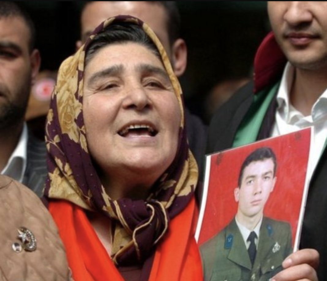 Pakize Akbaba: “'Oğlum' diyorum, Şehit olduğunda kahvaltı yapmış mıydın, uykuna doymuş muydun, su içmiş miydin? Ben bunları yaşıyorum.

Sen benim çocuğumun katilini ne hakla affediyorsun?

Niye benim kapımı çalmıyorsun? Türk milletine, şehit analarına saygı duymuyorsunuz.”