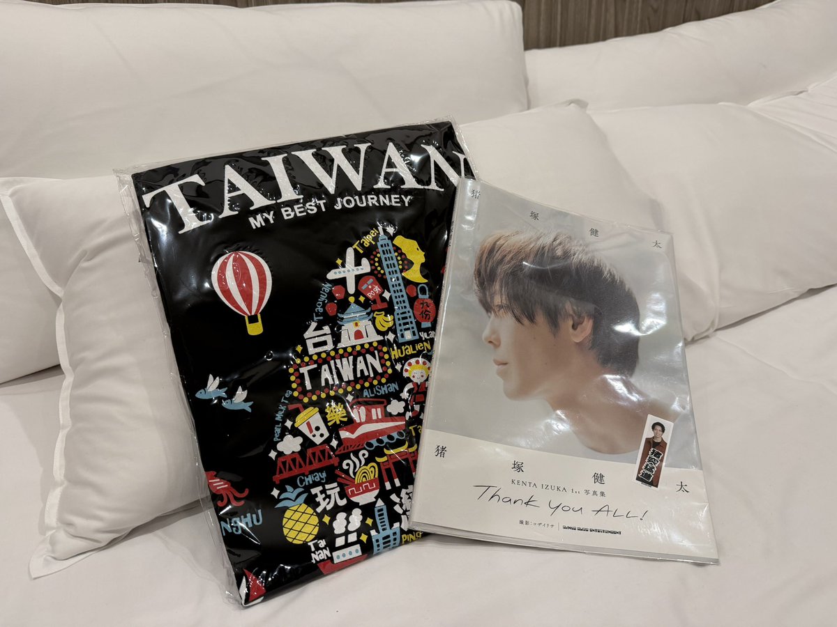 ilovepurinhk's tweet image. 昨日九份で買いました😍
残念ながらポストカードはもうないですねー🥺
昨日はすごく疲れて、すぐに寝ちゃった！目覚ましをかけるのさえ忘れちゃったね😅

#猪塚健太写真集
#猪塚健太