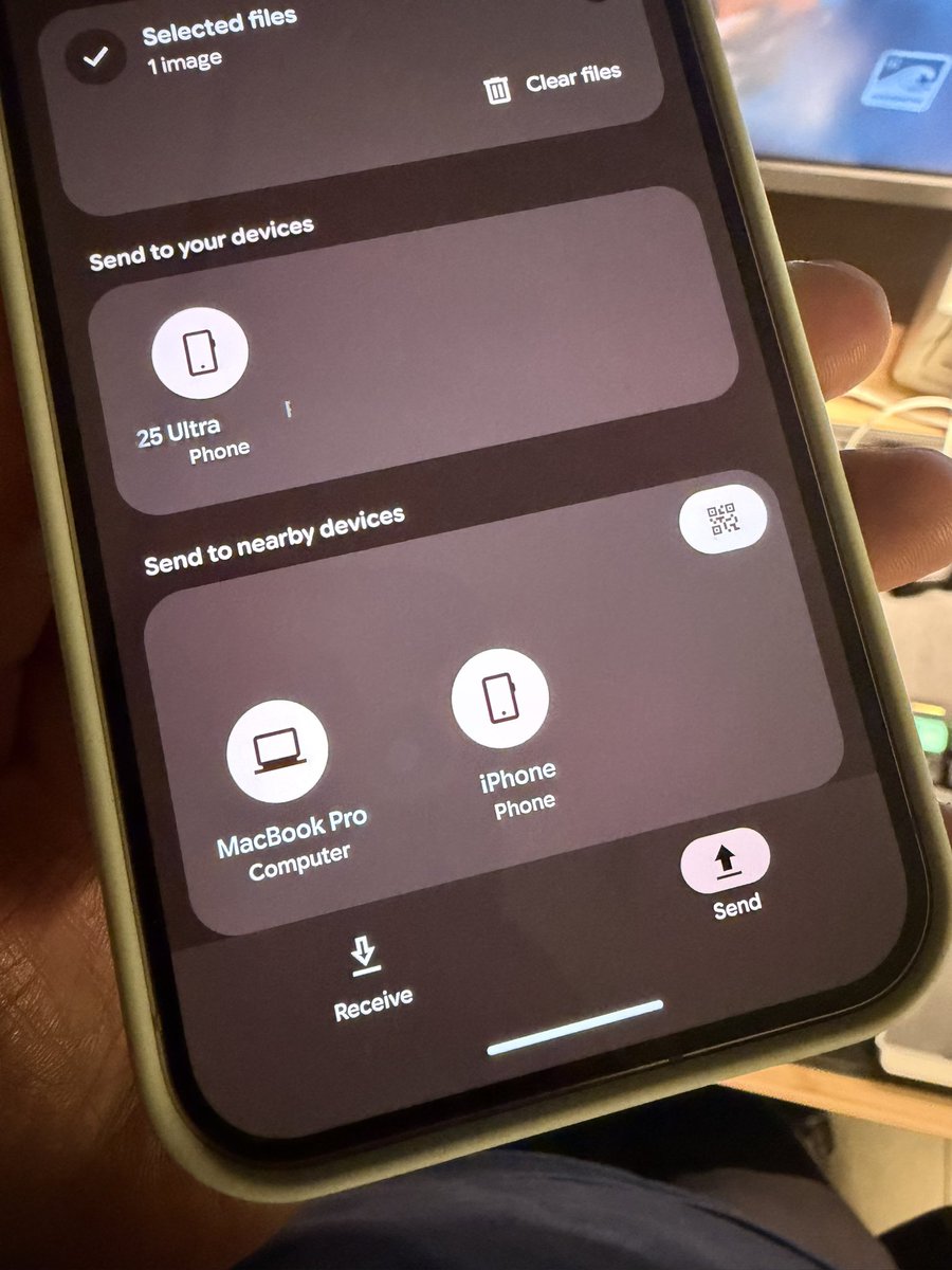 RjeyTech's tweet image. Everyone in my family uses an iPhone, but I’m mainly on Android.

Now that AirDrop works through Quick Share, I can finally share my Pixel photos with them instantly and honestly this is great because they prefer pictures shot on the Pixel

Google continues to break barriers.