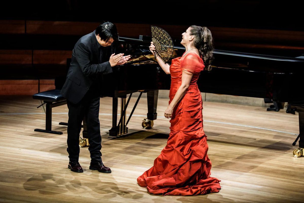 OperaLibera's tweet image. Nella sala grande della @elbphilharmonie in scena @BartoliOfficial e @lang_lang.
Ecco la nostra recensione.

operalibera.net/wp/2025/11/04/…