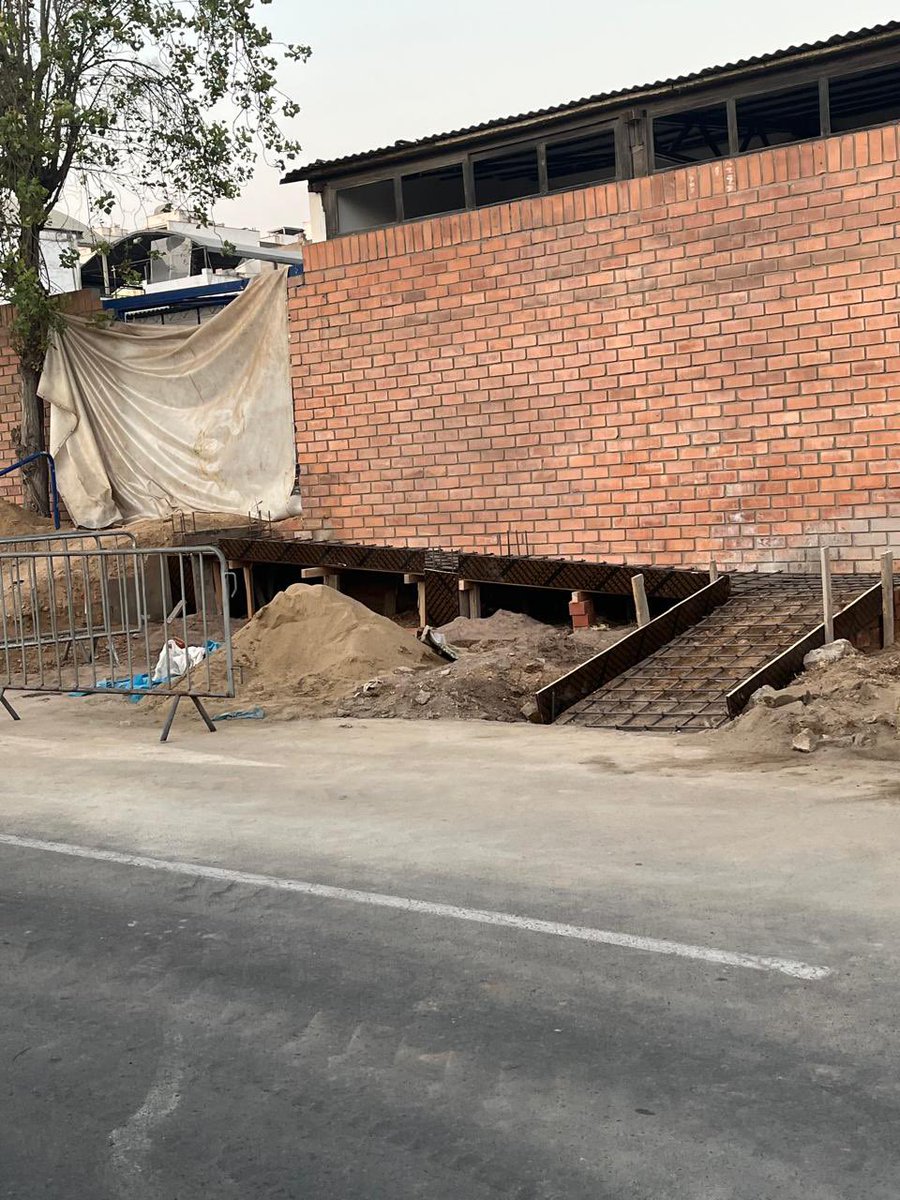 erwindorer's tweet photo. @munisurco1 ¿Cómo es posible que la municipalidad construya una rampa de acceso que desemboca directamente en la pista? @Carlos_Bruce https://t.co/pHD1E5crVU