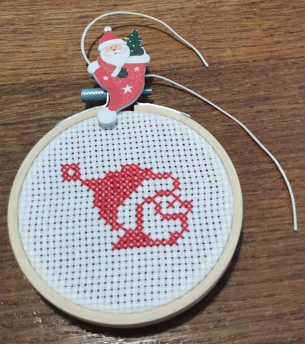 creativitadicla's tweet photo. Piccoli telai che custodiscono il Natale in un filo rosso: un fiocco di neve, una pallina, un sorriso ricamato. Appesi all’albero, portano con sé il calore delle cose fatte a mano e la magia silenziosa delle feste. 🎄✨ https://t.co/5H2nv5apvu
