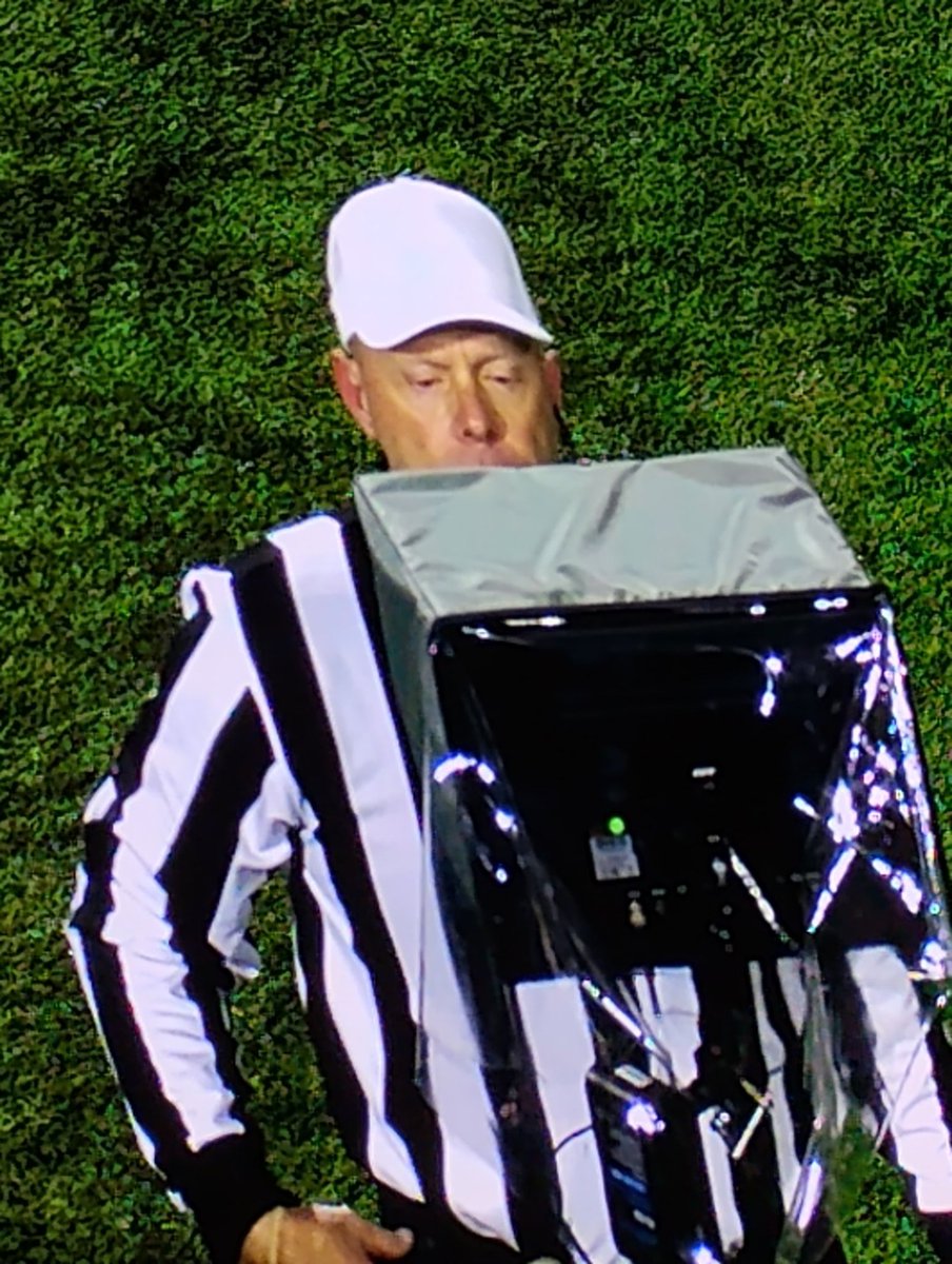 sweetterp's tweet photo. @stoolpresidente Ref cheating for your team even though they don't need to #NCAAF https://t.co/0xN1oauYUn