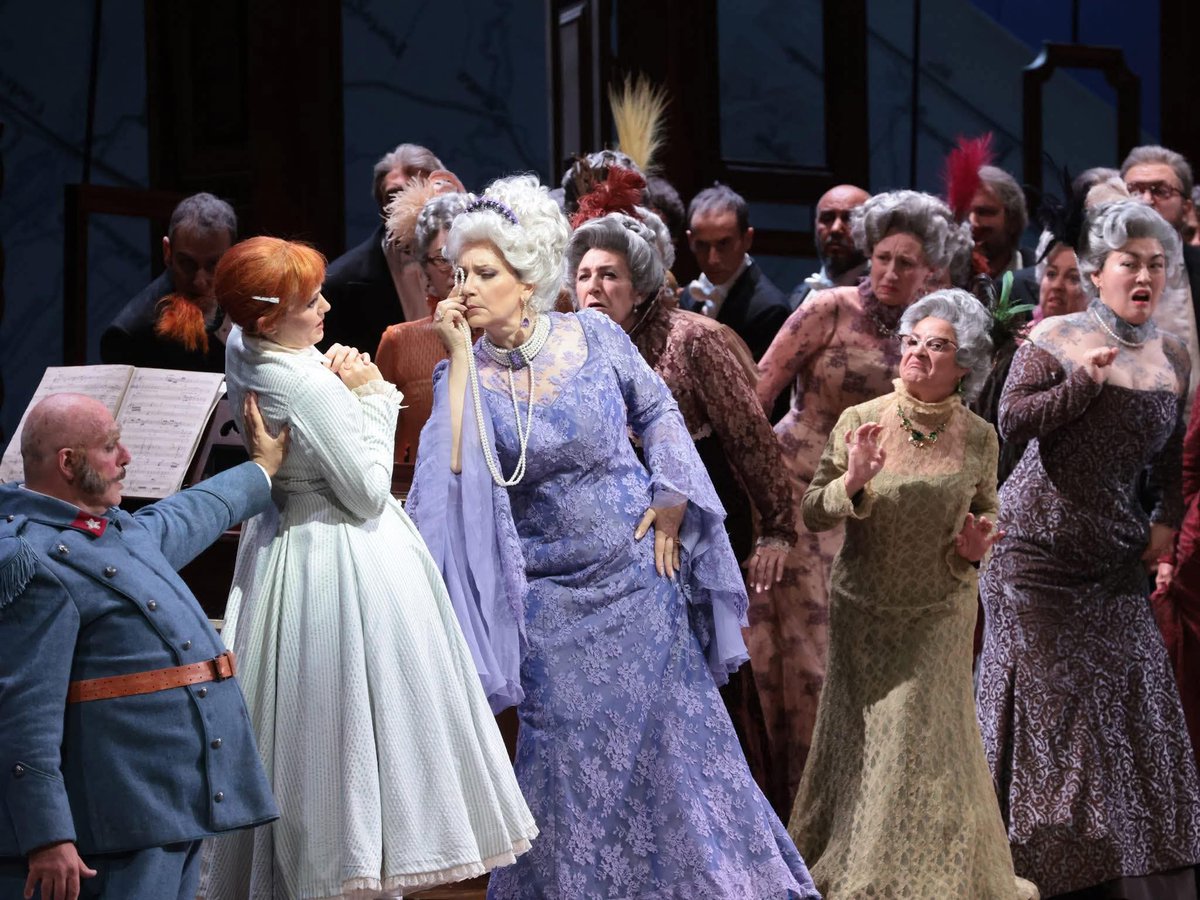 OperaLibera's tweet image. Il teatro alla Scala ripropone, a distanza di diciotto anni “La fille du regiment” nel pluriacclamato allestimento firmato da #LaurentPelly ed un cast di prim’ordine in cui svettano le prove di @juliefuchssop e @jdiego_florez.
Ecco la nostra recensione.

operalibera.net/wp/2025/11/07/…