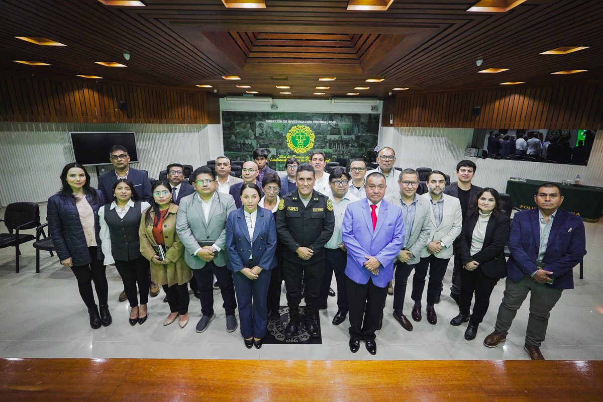 📚Participantes de la IX Maestría en Inteligencia Estratégica del #CAEN visitaron la #Dirincri y fueron recibidos por nuestro director, Gral. PNP Marco Conde. Participaron en un seminario para fortalecer su formación y aplicar inteligencia estratégica contra el crimen organizado.