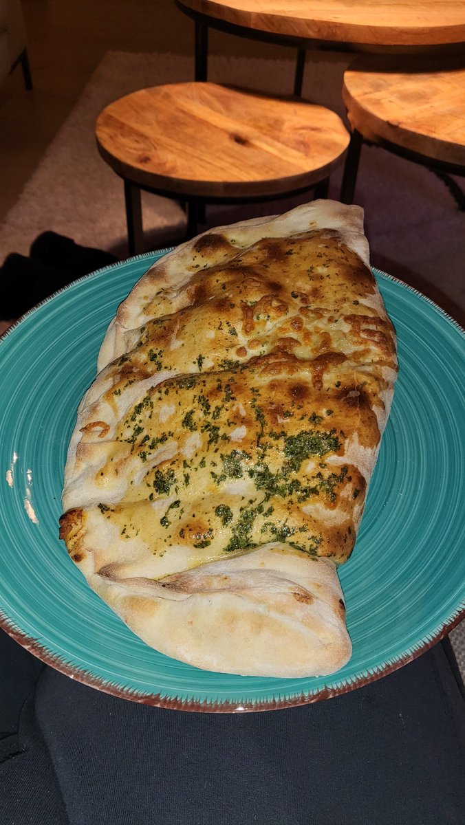 Weekend vibes! Dinner time!🥰🍕🍺 Gewoon omdat ik d'r even zin in heb!😋🥰🍕 #calzone #dinner #pornfood #WeekendVibes