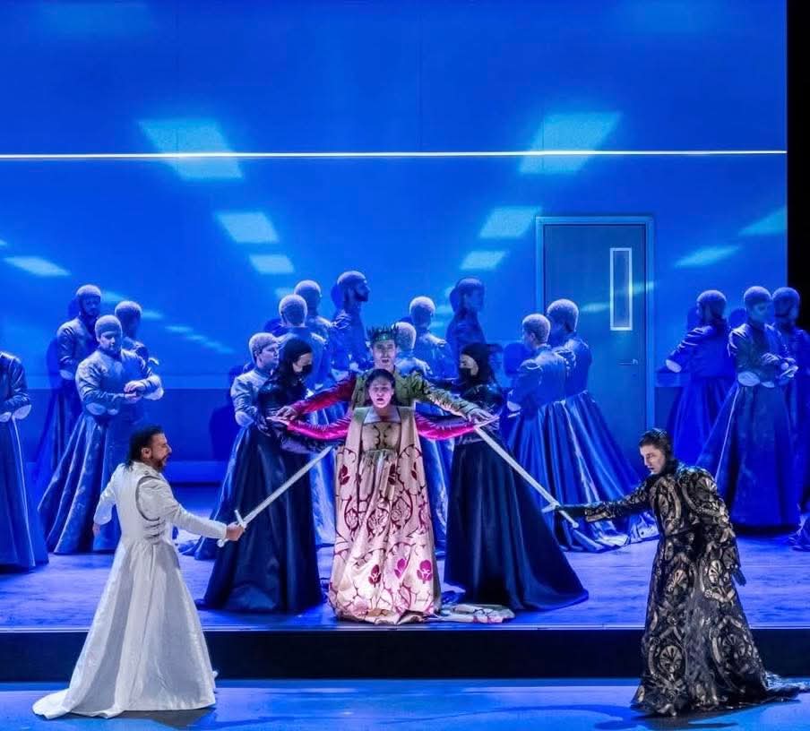 OperaLibera's tweet image. Il @donizettiopera prende il via con la rarissima “Caterina Cornaro”.
Una esecuzione di pregio dove brillano la bacchetta esperta di #RiccardoFrizza e le prove di una compagnia di canto di primissimo livello. Alterna l’efficacia della parte scenica.

operalibera.net/wp/2025/11/14/…