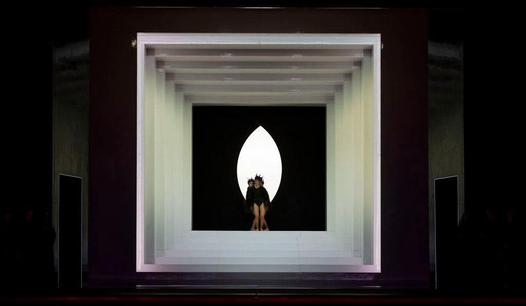 OperaLibera's tweet image. Ambizione e potere nelle geometrie del cosmo: #Macbeth di #Verdi inaugura la nuova stagione del @TeatroVerdiPisa, con Giuseppe Finzi sul podio dell&apos;orchestra della toscana e nell’allestimento di #FabioCeresa.
Ecco la nostra recensione.

operalibera.net/wp/2025/10/31/…