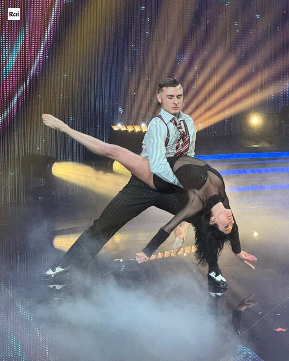 Ballando_Rai's tweet image. Moderno brillante e super espressivo su La nuova stella di Broadway: stile unico! 🌟✨
#RosaChemical e #EricaMartinelli a #BallandoConLeStelle ✨