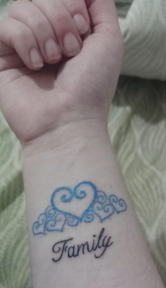 Se han tatuado "Mi logo" ya sabéis  que es de kingdom Hearts. Pero se lo han tatuado por mi canal y con la palabra familia. Yo ya gané  🫂💙