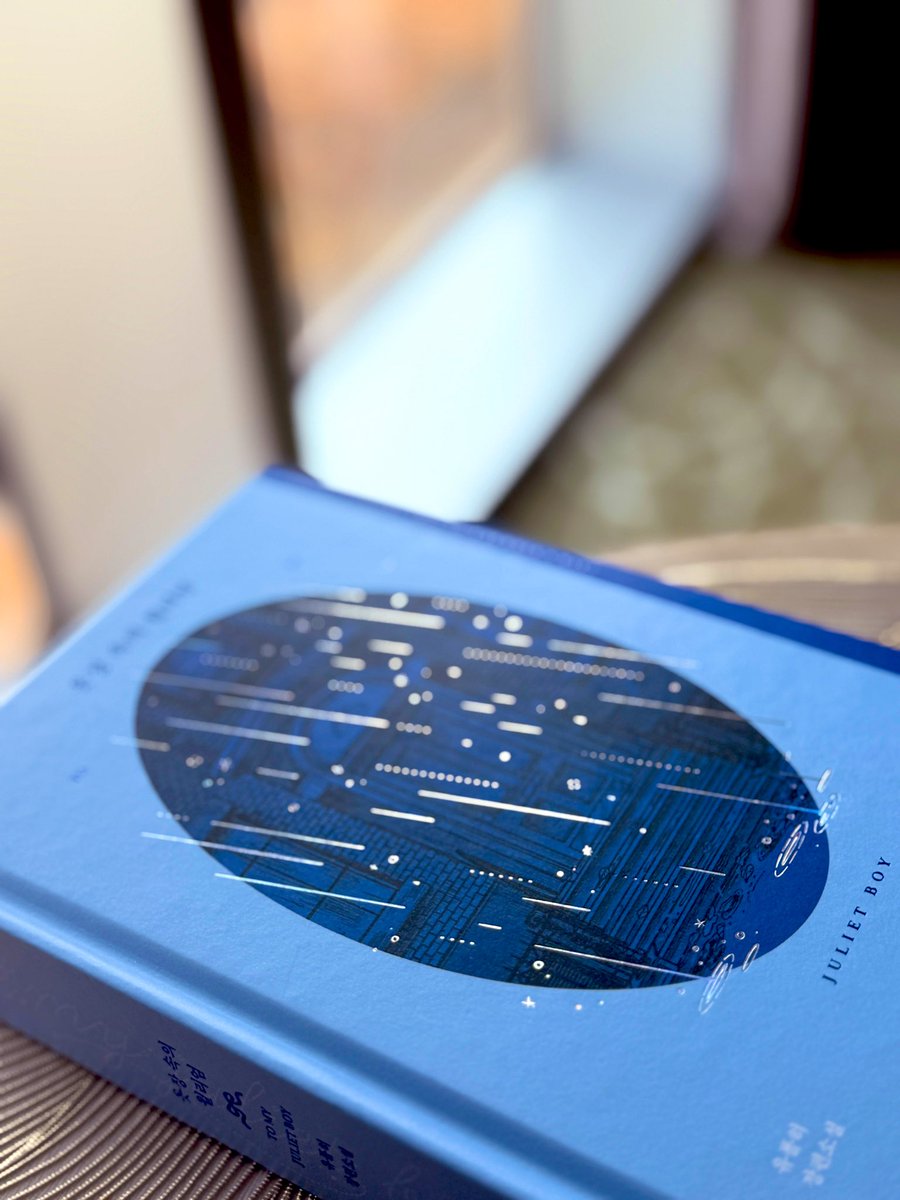 exlibrispaul's tweet image. 심플하고 클래식한 푸른 책 만들어 비 내리게 하고싶었는데, 멋진 그림 그려주신 삽화 셀린리 작가님(소렐님) , 빗줄기 각도, 빈도, 모양까지 백 번 수정 받아주시며 공들여 작업해주신 스튜디오오퓰런스의 퍼플플럼님 덕분에 윌리엄이 막 도착한 뉴욕의 줄리아 집이 그대로 책표지에 구현된 듯 해요.