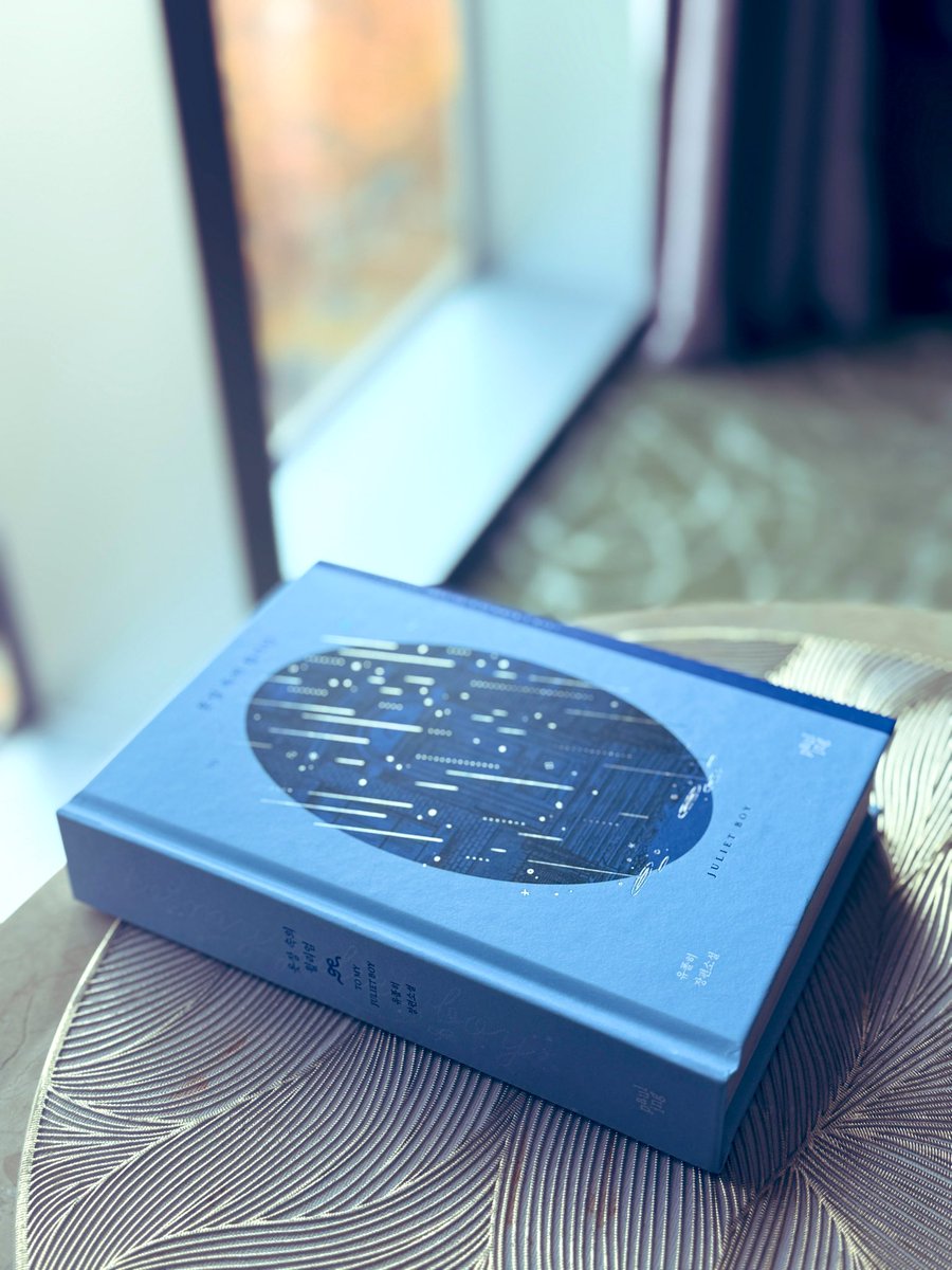 exlibrispaul's tweet image. 심플하고 클래식한 푸른 책 만들어 비 내리게 하고싶었는데, 멋진 그림 그려주신 삽화 셀린리 작가님(소렐님) , 빗줄기 각도, 빈도, 모양까지 백 번 수정 받아주시며 공들여 작업해주신 스튜디오오퓰런스의 퍼플플럼님 덕분에 윌리엄이 막 도착한 뉴욕의 줄리아 집이 그대로 책표지에 구현된 듯 해요.