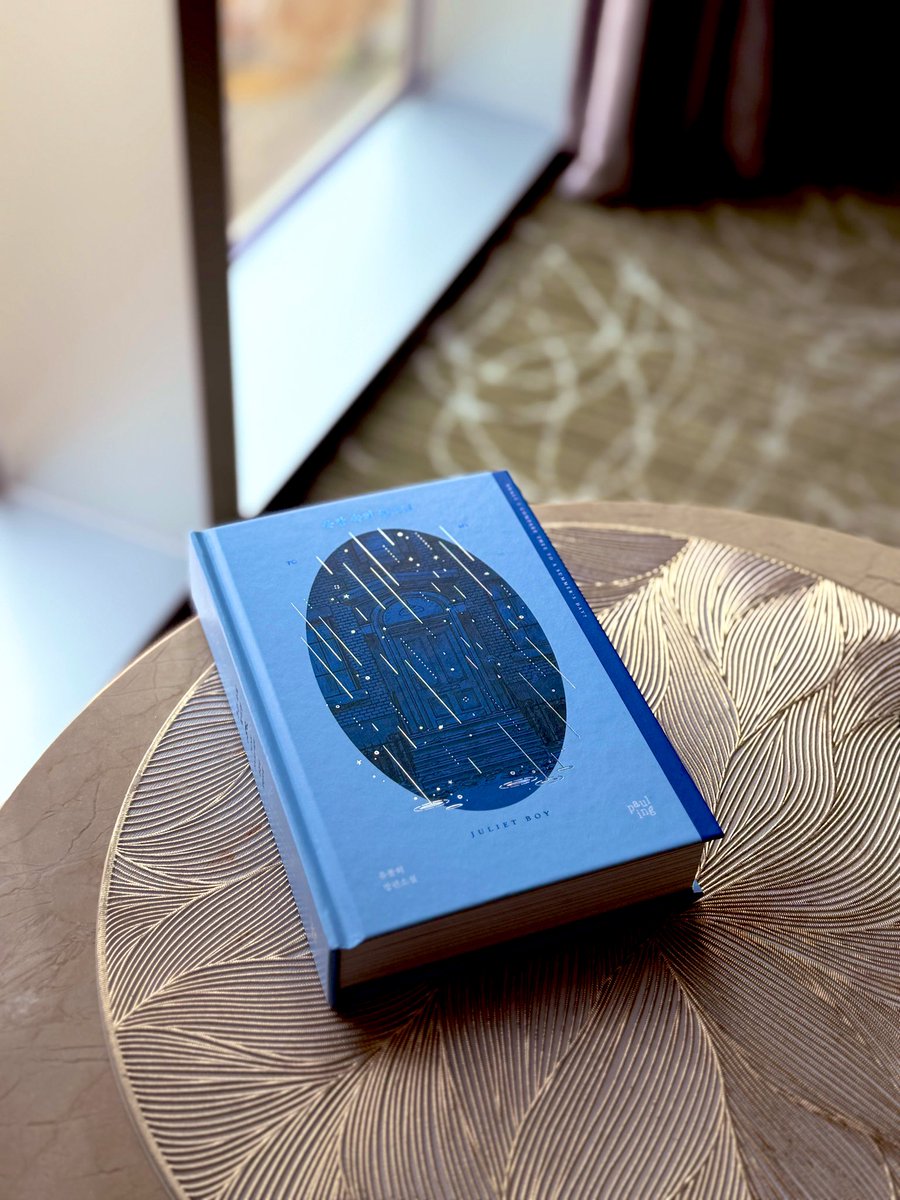 exlibrispaul's tweet image. 심플하고 클래식한 푸른 책 만들어 비 내리게 하고싶었는데, 멋진 그림 그려주신 삽화 셀린리 작가님(소렐님) , 빗줄기 각도, 빈도, 모양까지 백 번 수정 받아주시며 공들여 작업해주신 스튜디오오퓰런스의 퍼플플럼님 덕분에 윌리엄이 막 도착한 뉴욕의 줄리아 집이 그대로 책표지에 구현된 듯 해요.