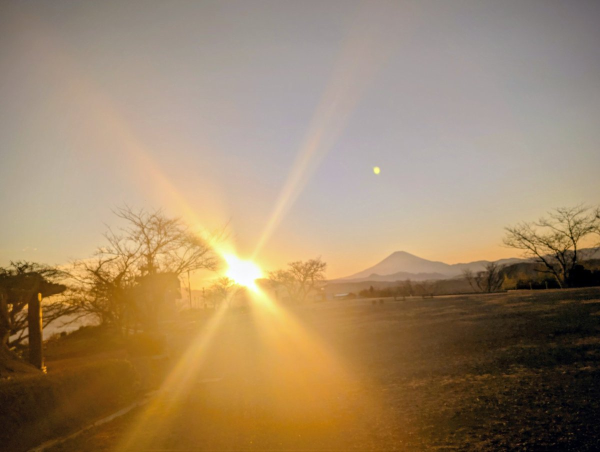 xuonix_com's tweet image. 標高180m。
何の期待もせず登ったら、目の前に広がる景色に息を呑んだ。
低山、侮れない。

#登山あるある #湘南平