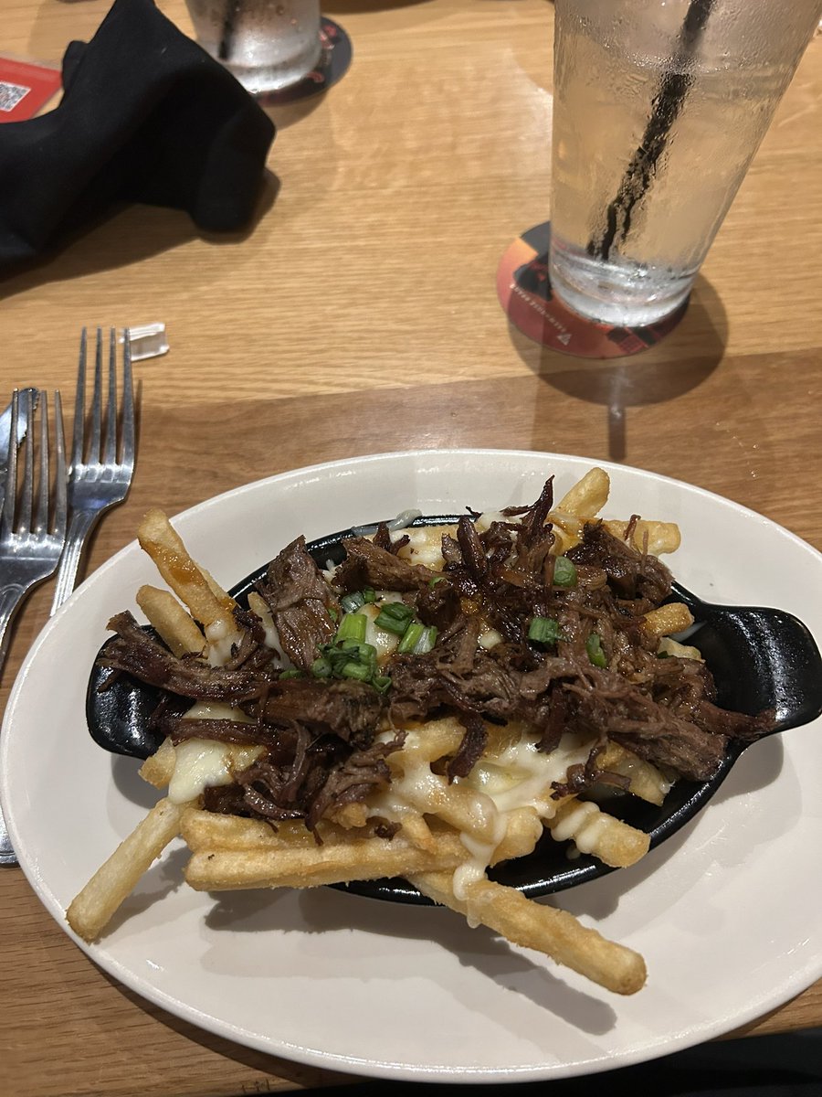 fawnncel's tweet image. i think i pretend to have it together and be normal but at the end of the day im still just as cowardly and horrible as i was when i was 14. i dont think ill ever be able to change or feel content with myself. brisket poutine