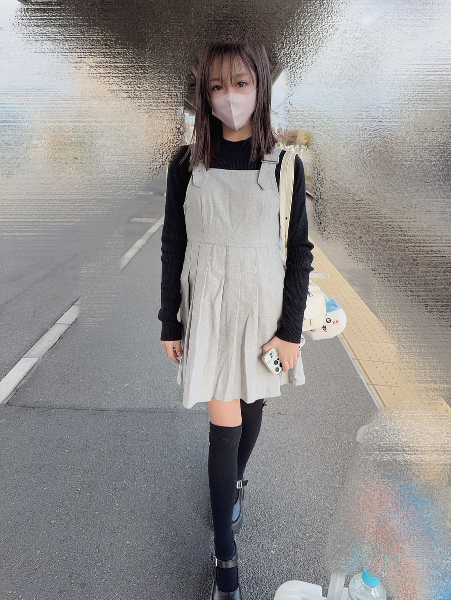 minx_moco's tweet image. ８時に🏠出るから6時に起きる予定だったのに７時に起きて詰んだ😇
いつものモコでは考えられない速さで準備した(ˆ꜆ . ̫ . ).ᐟ.ᐟ
おうちにいる時はめっちゃ太陽がぽかぽかだったから、上着(ノ･ω･)ノ⌒°ﾎﾟｲｯして出発したらめちゃくちゃ曇りやん🤣☁️
寒すぎ*🥶💨*…