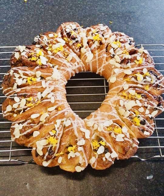 CyeimaS's tweet image. “Apricot Couronne”
It’s a sweet French bread filled with dried fruits, nuts, and cinnamon. Traditionally made around Christmas time, it’s shaped like a crown or wreath, symbolizing celebration and sharing.
#ApricotCouronne
#SweetBread 
#FrenchBread