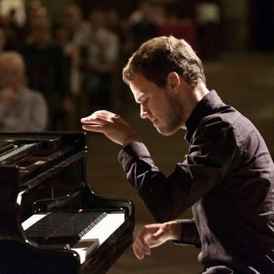 OperaLibera's tweet image. Nel Concerto K.414, #GabrieleStrata siede al pianoforte senza assumere ruoli direttoriali, lasciando la guida al primo violino e maestro concertatore #CarloFabiano. Il suo approccio è impegnato e coinvolto, caratterizzato da una lettura personale.

operalibera.net/wp/2025/11/13/…