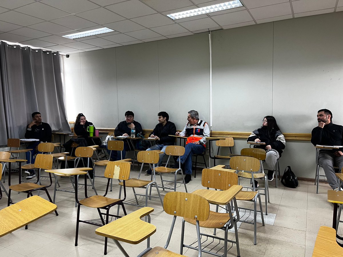 senapredmagalla's tweet photo. Funcionarios de #SenapredMagallanes realizaron módulo de Gestión del Riesgo junto a estudiantes de la carrera de prevención de riesgos de la @UdeMagallanes. https://t.co/6gE9sPIiXk
